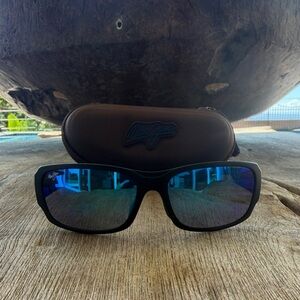 Maui Jim kanaiao Black Frame Sunglasses with Reflective Blue Lenses